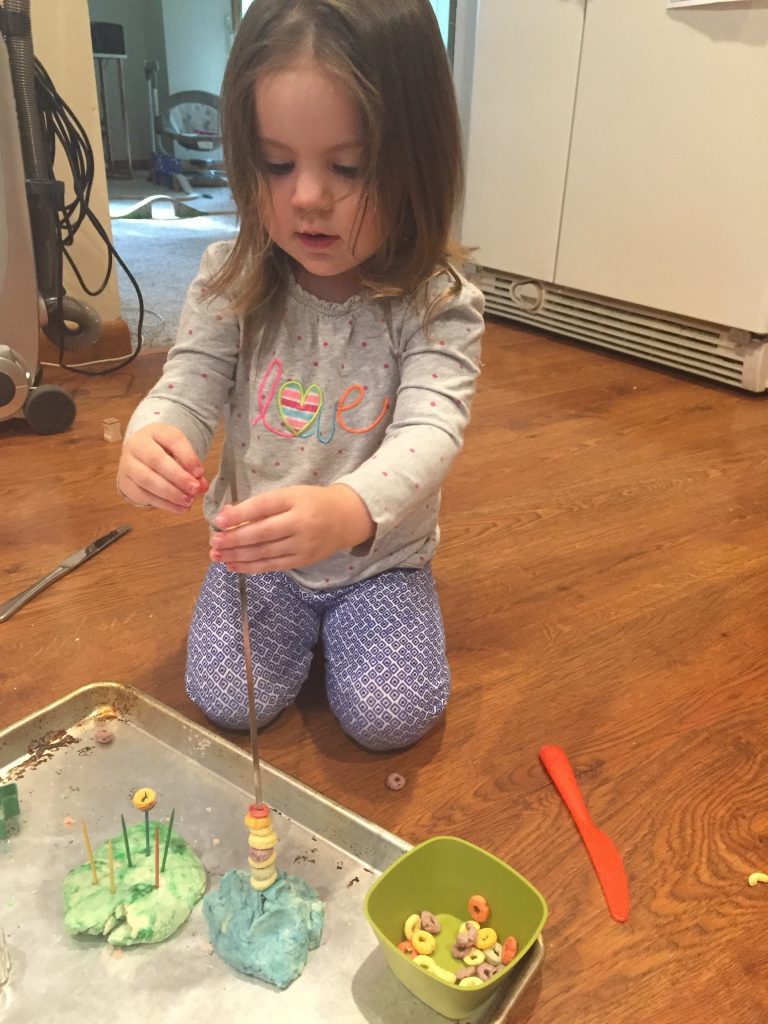 Want to keep your toddler busy while nursing your newborn? 28 awesome tips for juggling a newborn and toddler! Plus, how to get your newborn on a daily routine ASAP. #momlife #motherhood #newborns #newparents
